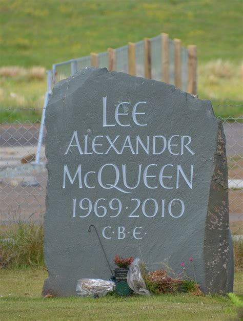 alexander mcqueen grave.